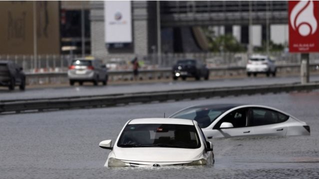 Ντουμπάι: Βροχή ενός ολόκληρου χρόνου έπεσε σε 12 ώρες - &quot;Ήταν πρωτόγνωρο αυτό που συνέβη&quot; λένε Έλληνες κάτοικοι