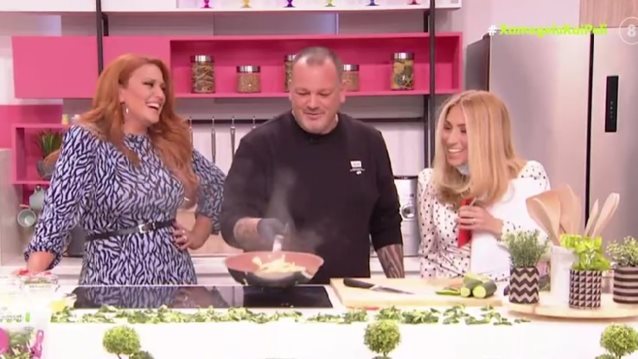 Η Μαρία Ηλιάκη εισέβαλε στην κουζίνα της Σίσσυς Χρηστίδου on air