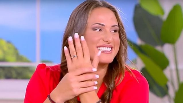 Πρόταση γάμου στην Ασημίνα Χατζηανδρέου από τον Χρήστο Δάντη; Η εμφάνιση με μονόπετρο στην εκπομπή της Φαίης Σκορδά