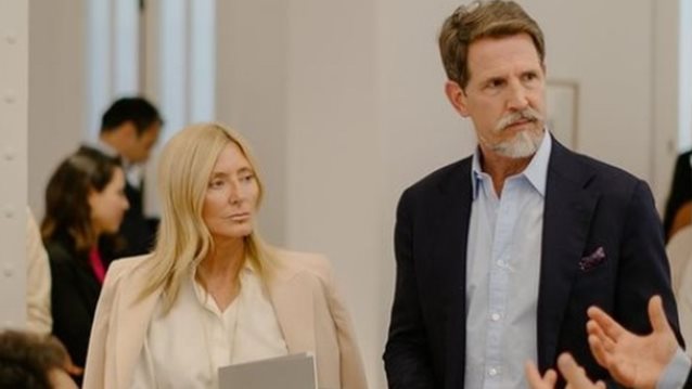 Business chic η Μαρί Σαντάλ στη Μαδρίτη με κοστούμι στο χρώμα της άμμου, Hermes τσάντα και τα πιο κομψά σνίκερς