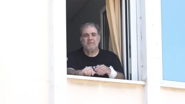 Τα πρώτα πλάνα του Δημήτρη Σταρόβα μετά την περιπέτεια της υγείας του και το μήνυμα από το παράθυρο του νοσοκομείου