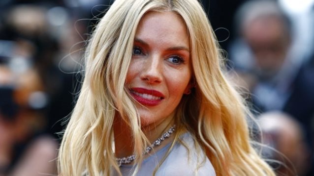 Η πιο κομψή καλεσμένη σε γάμο η Σιένα Μίλερ: Το slip dress στην πιο καλοκαιρινή απόχρωση και ο cool τρόπος που το συνδύασε