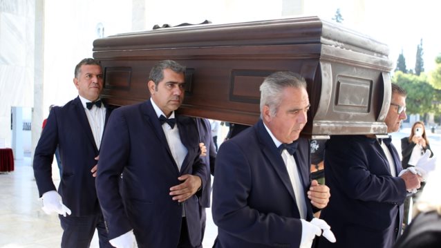 Έφτασε η σορός του Μίμη Πλέσσα στο Α’ Κοιμητήριο Αθηνών - Φωτογραφίες