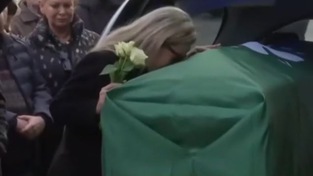 Έφτασε στη Λεωφόρο Αλεξάνδρας η σορός του Μίμη Δομάζου - Συντετριμμένη η κόρη του, Πόπη Δομάζου