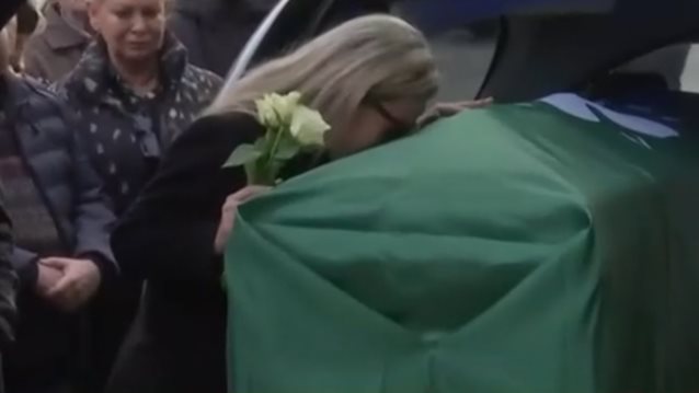 Έφτασε στη Λεωφόρο Αλεξάνδρας η σορός του Μίμη Δομάζου - Συντετριμμένη η κόρη του, Πόπη Δομάζου