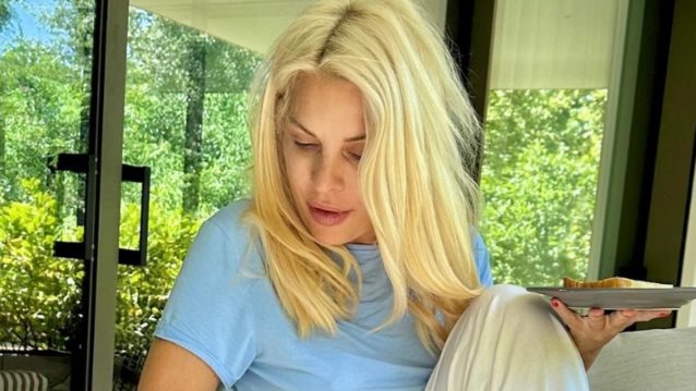 Η Ελένη Μενεγάκη σε νέο #nomakeup στιγμιότυπο στο μπαλκόνι της