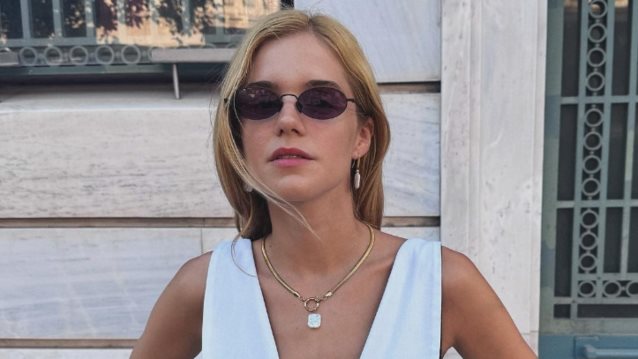 Καλεσμένη σε γάμο τον Σεπτέμβριο; | Η Νατάσα Εξηνταβελώνη προτείνει την ιδανική απόχρωση στο φόρεμα σου για αυτή την εποχή