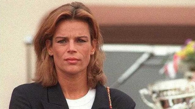 Η πριγκίπισσα έγινε ξανά μοντέλο: Η Στεφανί του Μονακό ποζάρει στα 59 της με μπουστάκι και δείχνει τους κοιλιακούς της