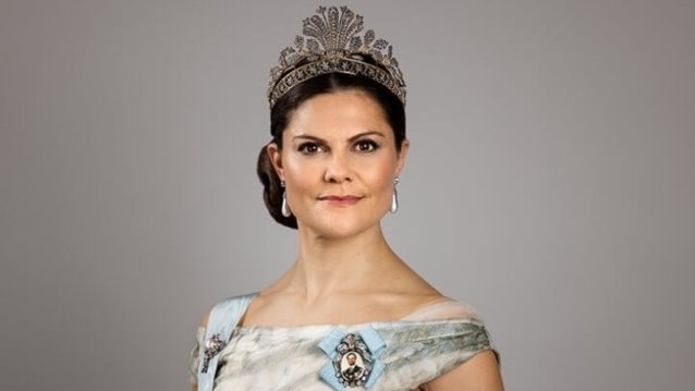 Πριγκίπισσα Βικτώρια: Η απίθανη φλοράλ φούστα που συνδύασε με τις αγαπημένες της ψηλοτάκουνες γόβες Gianvito Rossi