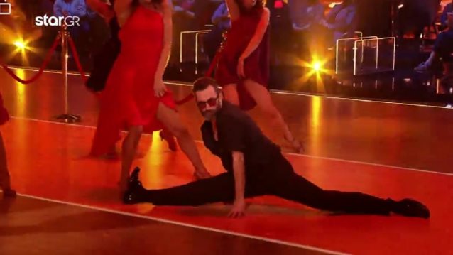 DWTS | Μάγεψε ο Άγγελος Μπράτης κάνοντας σπαγγάτο στο ballroom - Δείτε την εμφάνισή του