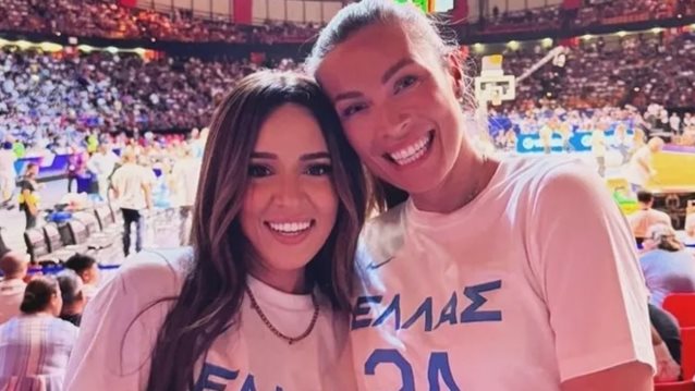 Μαριέττα Χρουσαλά και Καλομοίρα μαζί στο γήπεδο στον αγώνα της Εθνικής ομάδας