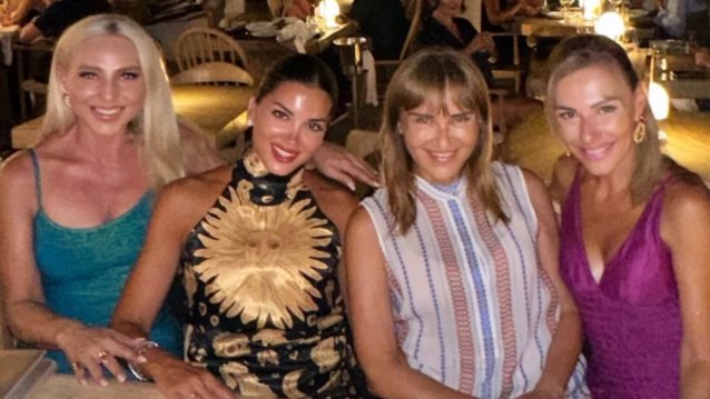 Η Σταματίνα Τσιμτσιλή σε βραδινή έξοδο με τη Μάρα Ζαχαρέα και τις φίλες της