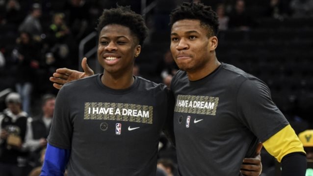 Ο Γιάννης Αντετοκούνμπο πανηγύρισε τη νίκη του Παναθηναϊκού μαζί με τον αδερφό του, Κώστα