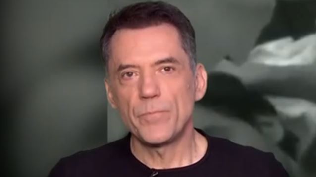 Θάνος Καλλίρης: Είχα ένα φιλί με τη Ζέτα Λογοθέτη σε βίντεο κλιπ και στο σπίτι έπεσα σε "γερμανική ανάκριση"