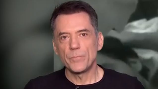 Θάνος Καλλίρης: Είχα ένα φιλί με τη Ζέτα Λογοθέτη σε βίντεο κλιπ και στο σπίτι έπεσα σε &quot;γερμανική ανάκριση&quot;