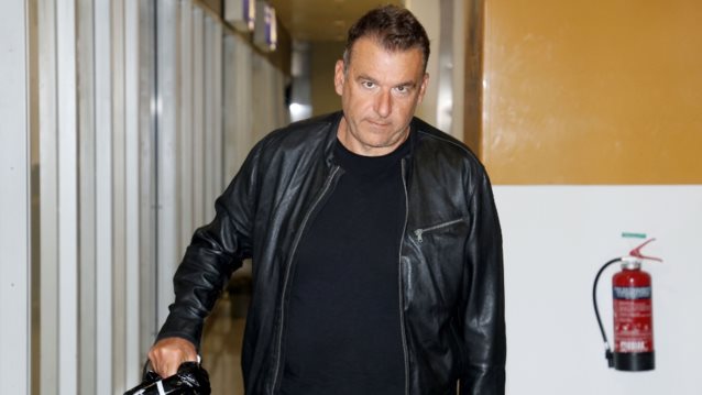 Ο Γιώργος Λιάγκας επέστρεψε στην Ελλάδα μετά το ταξίδι του στο Λονδίνο με τη Μαρία Αντωνά - Φωτογραφίες από το αεροδρόμιο