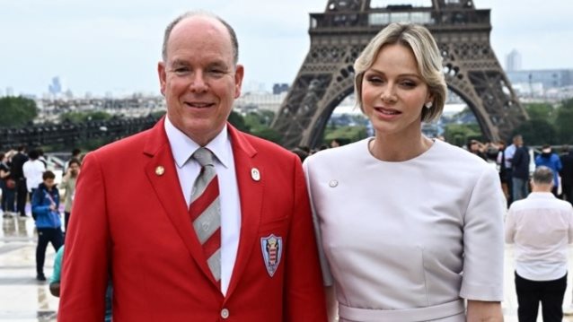 Τα πριγκιπόπουλα του Μονακό στο Παρίσι: Αγκαλιασμένα σε στάδιο των Ολυμπιακών Αγώνων