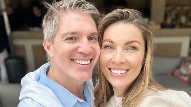 Μαριέττα Χρουσαλά &amp; Λέων Πατίτσας φωτογραφίζονται αγκαλιά στη λίμνη Ματζόρε