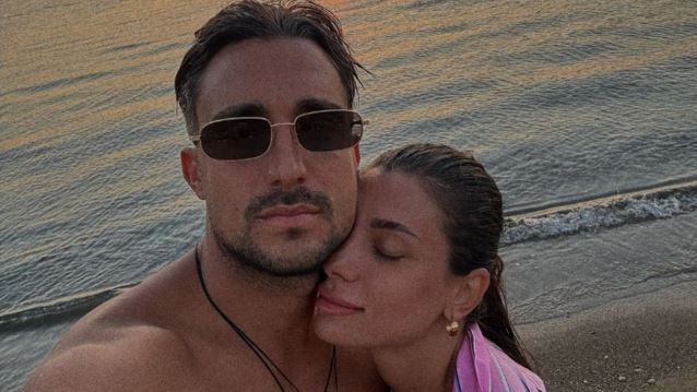 Σάκης Κατσούλης &amp; Μαριαλένα Ρουμελιώτη σε τρυφερά στιγμιότυπα με φόντο το ηλιοβασίλεμα