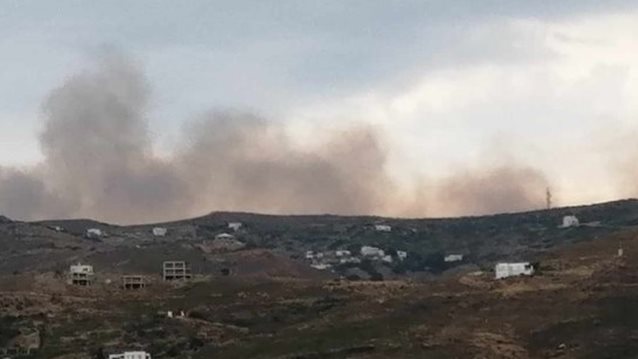 Αγριεύει η φωτιά στην Ανδρο | Μήνυμα του 112 για εκκένωση του οικισμού Γίδες