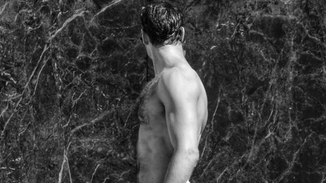 Ο Γιάννης Κουκουράκης φωτογραφίζεται μόνο με την πετσέτα του και γίνεται το απόλυτο eye candy