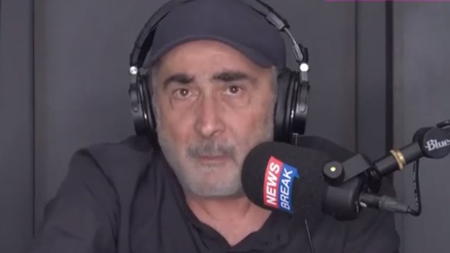 Λάκης Λαζόπουλος: "Αν σπουδάζεις και δεν έχεις τσίζμπεργκερ, βλέπεις έναν άντρα να χτυπάει μια γυναίκα και σε νοιάζει η καριέρα του"