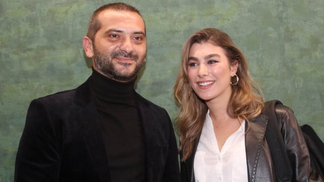 Η Χρύσα Μιχαλοπούλου στόλισε το χριστουγεννιάτικο δέντρο με τη βοήθεια του γιου της, Κίμωνα