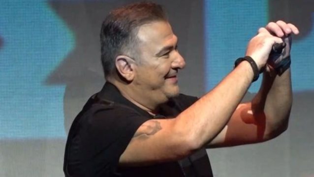 Το μήνυμα του Αντώνη Ρέμου στην πρώτη συναυλία μετά τις κατηγορίες περί φοροδιαφυγής: "Απόψε είμαι όρθιος γιατί με αγαπάτε"