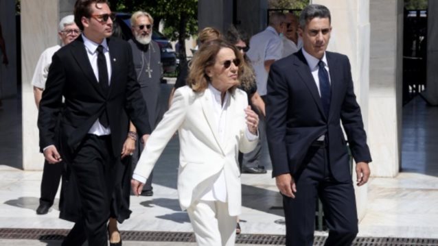 Σύσσωμη η τέως βασιλική οικογένεια στην κηδεία του πρίγκιπα Μιχαήλ | Στα λευκά η σύζυγός του