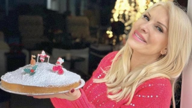 Η Ελένη Μενεγάκη μπήκε στην κουζίνα και ετοίμασε την δική της βασιλόπιτα