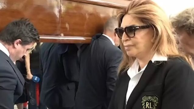 &quot;Λύγισε&quot; η Μιμή Ντενίση στο τελευταίο αντίο στον Γιάννη Φέρτη