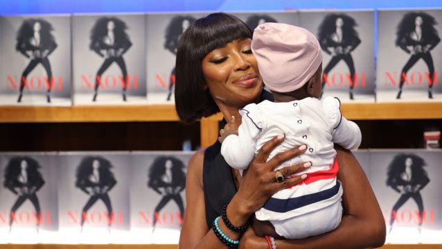 Σπάνιες φωτογραφίες | Η Naomi Campbell αγκαλιά με τα δύο της παιδιά