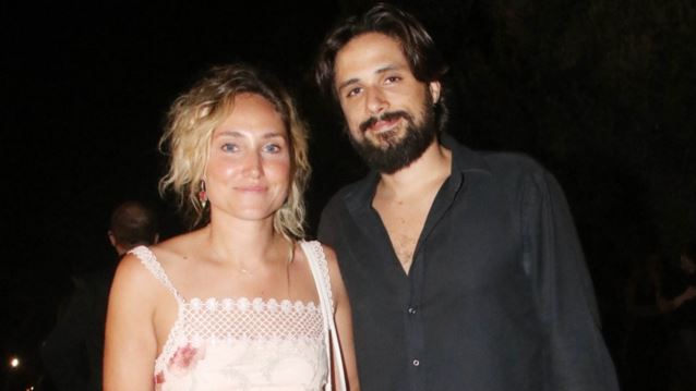 Ο Γιάννης Νιάρρος ανακοίνωσε ότι παντρεύεται με τη Χαρά Μάτα Γιαννάτου