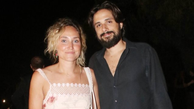 Ο Γιάννης Νιάρρος ανακοίνωσε ότι παντρεύεται με τη Χαρά Μάτα Γιαννάτου