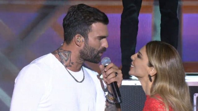 J2US | Η Κελλυ Κελεκιδου και ο Δημητρης Αλεξανδρου τα &quot;Λενε&quot; on stage