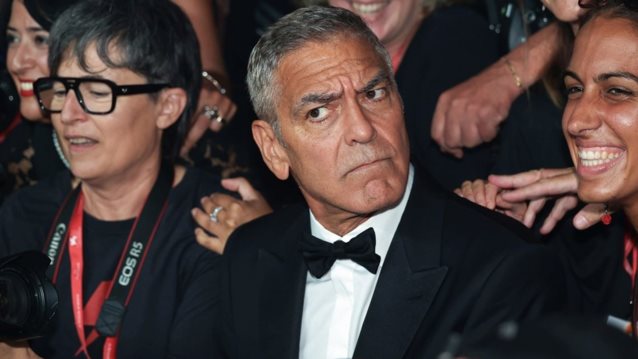 Ο George Clooney στο 81ο Φεστιβάλ Βενετίας | Το ατύχημα στο κόκκινο χαλί και ο τρόπος που το έσωσε
