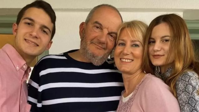 Η κόρη του Κώστα Καραμανλή &amp; της Νατάσας Παζαΐτη κάνει την πρακτική της στη Μύκονο! Στο πλευρό της οι γονείς της