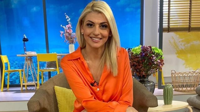 Η Άννα Ζηρδέλη αγκαλιά με τον σύντροφό της, Άθα Παπαδόπουλο στην Ικαρία