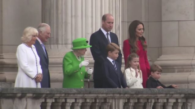 H παρέλαση του Πλατινένιου Ιωβηλαίου | Το ολόγραμμα της βασίλισσας Ελισάβετ και η εμφάνιση στο μπαλκόνι του Buckingham