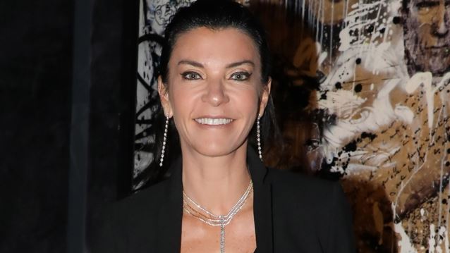 Η Μαρίνα Βερνίκου με καρό τουρμπάνι στο κεφάλι στο ταξίδι της στις Πυραμίδες