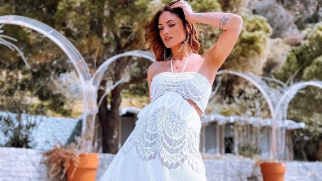 Πώς επέλεξε η Μαίρη Συνατσάκη να εντάξει μία από τις δημοφιλέστερες απόχρωσεις της άνοιξης στο outfit της