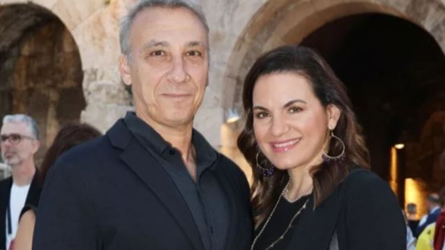 Η Όλγα Κεφαλογιάννη με μαύρη δημιουργία και φλοράλ σκουλαρίκια στο Ηρώδειο