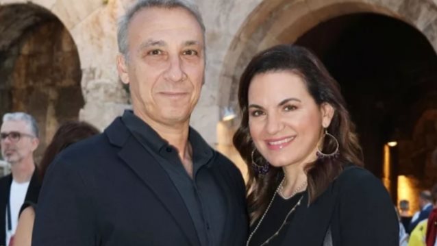 Η Όλγα Κεφαλογιάννη με μαύρη δημιουργία και φλοράλ σκουλαρίκια στο Ηρώδειο