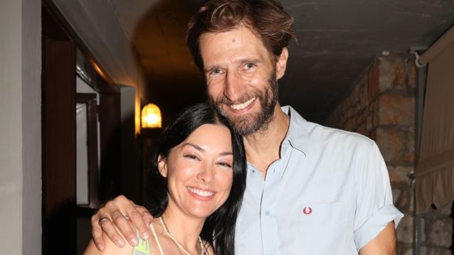 Μάξιμος Mουμούρης &amp; Νάντια Γιαννακοπούλου στην Τήνο με τις κόρες τους: &quot;Να εκπληρώσουμε το τάμα μας&quot;