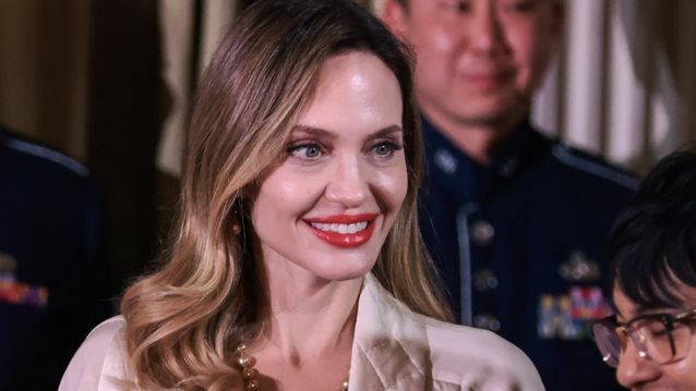 Η ασορτί red carpet εμφάνιση της Angelina Jolie με την κόρη της, Vivienne, και η μεγάλη νίκη
