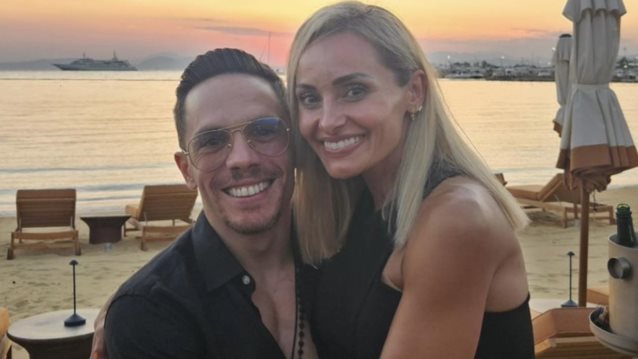 Το τρυφερό φιλί του Λευτέρη Πετρούνια &amp; της Βασιλικής Μιλλούση με φόντο το ηλιοβασίλεμα