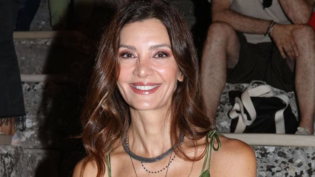 Η Κατερίνα Λέχου με στράπλες ολόσωμη φόρμα στο κέντρο της Αθήνας