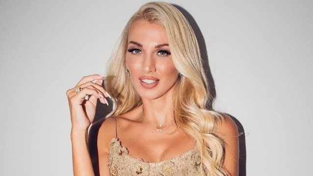 Πιο εντυπωσιακή από ποτέ η Κωνσταντίνα Σπυροπούλου σε βραδινή της έξοδο, δύο εβδομάδες μετά τη γέννηση του γιου της