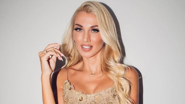 Πιο εντυπωσιακή από ποτέ η Κωνσταντίνα Σπυροπούλου σε βραδινή της έξοδο, ένα μήνα μετά τη γέννηση του γιου της