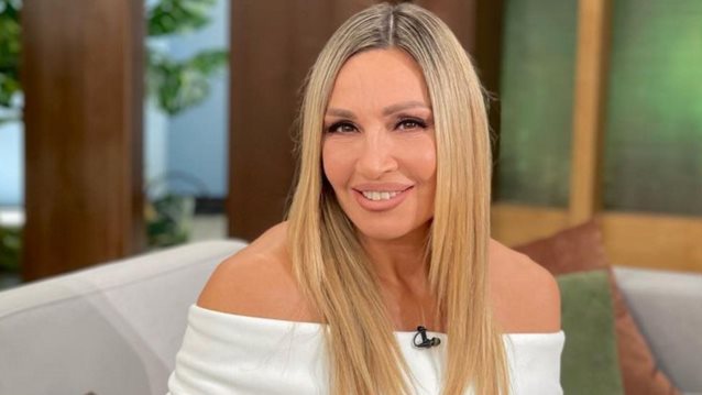 Η Ελένη Πετρουλάκη ποζάρει χωρίς ίχνος μακιγιάζ: &quot;Αυτή είμαι στα 53 μου&quot;